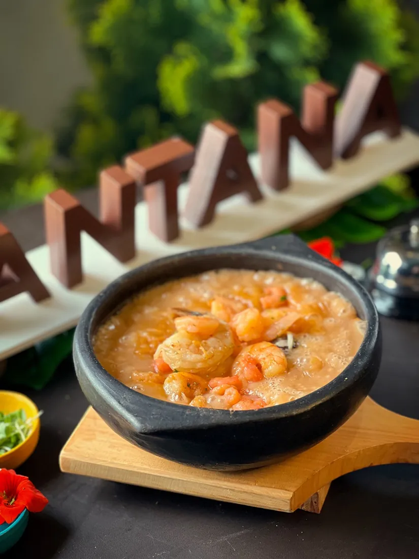 Cazuela de mariscos de Santana, servida humeante con arroz