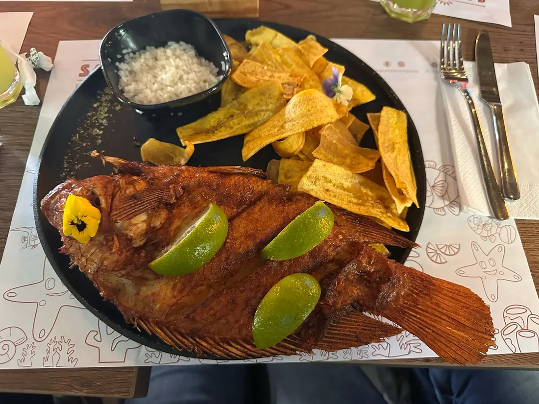 Mojarra frita entera con patacón